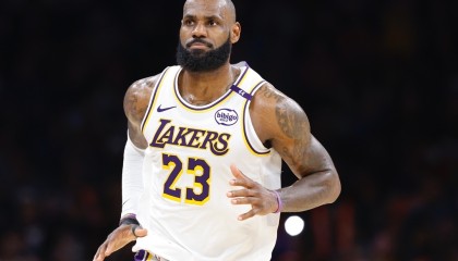 米乐M6中国大陆-弗莱：亚历山大肘击踢人还有罚球！詹姆斯根本没哨子！