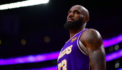 米乐M6官方网站-帕森斯：如果湖人想逼詹姆斯申请交易 他完全可以夏天自己走人